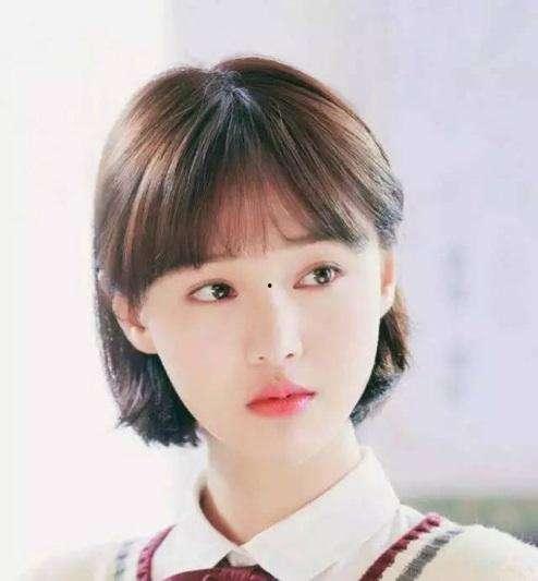 吃瓜短发女网红和中年大叔,一场吃瓜盛宴