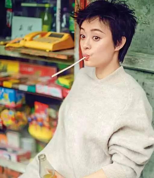 吃瓜短发女网红和中年大叔,一场吃瓜盛宴