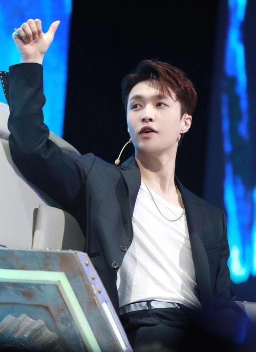 张艺兴吃瓜央视网