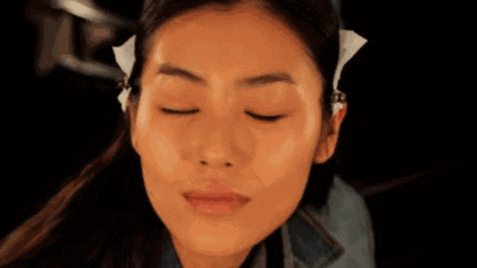 网红吃瓜洗眼睛是真的吗,真相揭秘还是网络谣言？