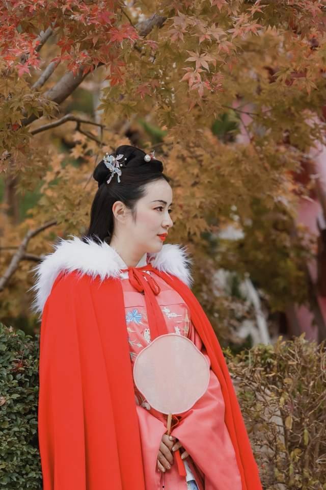 西安网红汉服小姐姐吃瓜,古风美食两不误