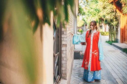 西安网红汉服小姐姐吃瓜,古风美食两不误