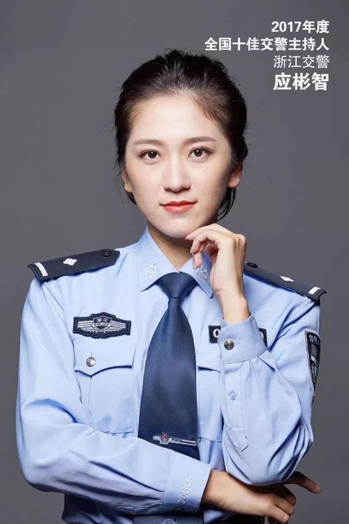 中国警察网女主持人吃瓜,趣味互动引网友热议