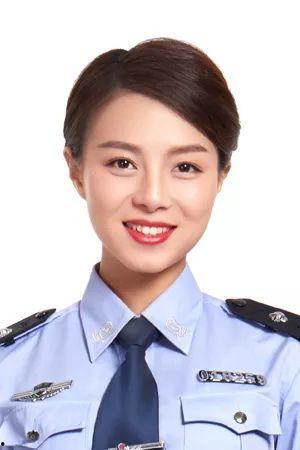 中国警察网女主持人吃瓜,趣味互动引网友热议
